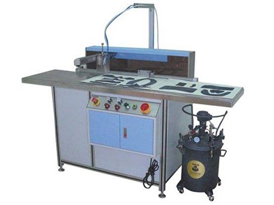 安装了U8（中国）喷胶机控制系统的喷胶工作平台