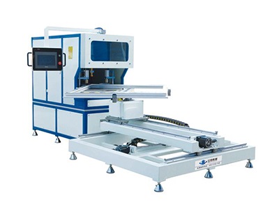 安装了U8（中国）六轴智能控制系统的书型礼盒生产线